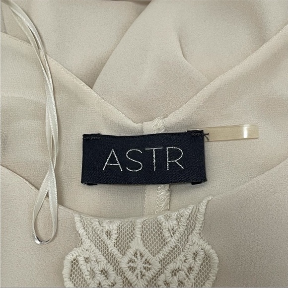 ASTR Daytime/Night-time cream shift dress and Coral Romper BUNDLE Sz M - Picture 16 of 16